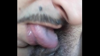 Chupando muito o grelo da amante putinha