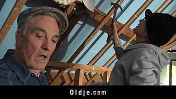 Novinha deixando dois coroas loucos com oral