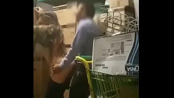 Comendo nova contratada em seu primeiro dia