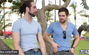 Gays se conhecem no parque e já vão pro motel Gays se conhecem no parque e já vão pro motel
