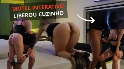 Motel interativo – O homem comeu e gozou no meu cu, o esperma escorreu até a minha vagina. A camisinha saiu e ele me lambeu os pelos. O corno só assistiu pelo vidro.
