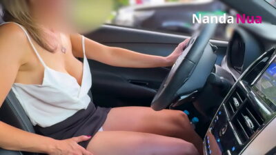 Nanda Nua, a esposa safada do Xvideos, fazendo o que mais gosta: provocar homens! Neste vídeo, ela foi a um posto de gasolina e decidiu exibir seus seios e calcinha para o frentista
